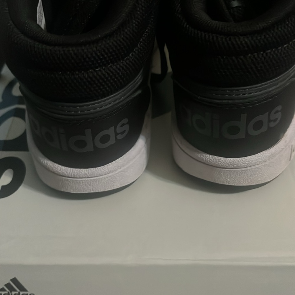 Adidas tennis shoe - Picture 3 of 6